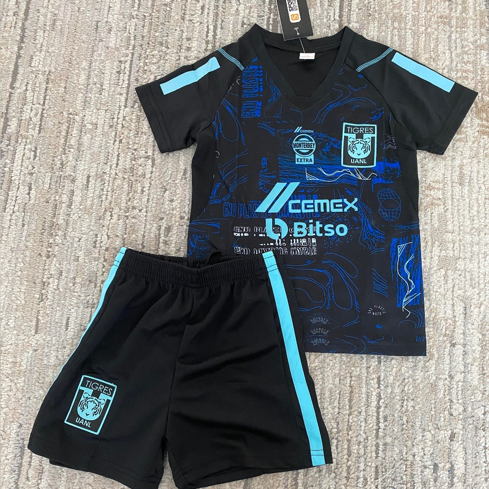 Tigres kisd uniform